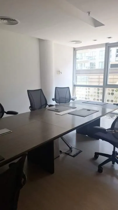 Excelentes oficinas premium con mobiliario + dos puestos de estacionamiento.