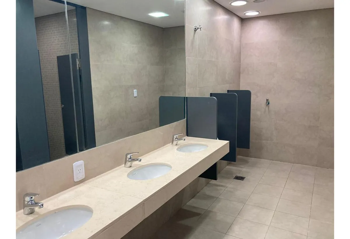 Excelentes oficinas premium con mobiliario + dos puestos de estacionamiento.