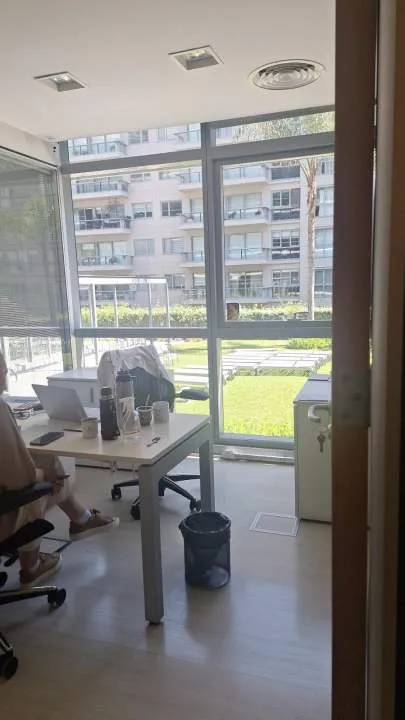 Excelentes oficinas premium con mobiliario + dos puestos de estacionamiento.