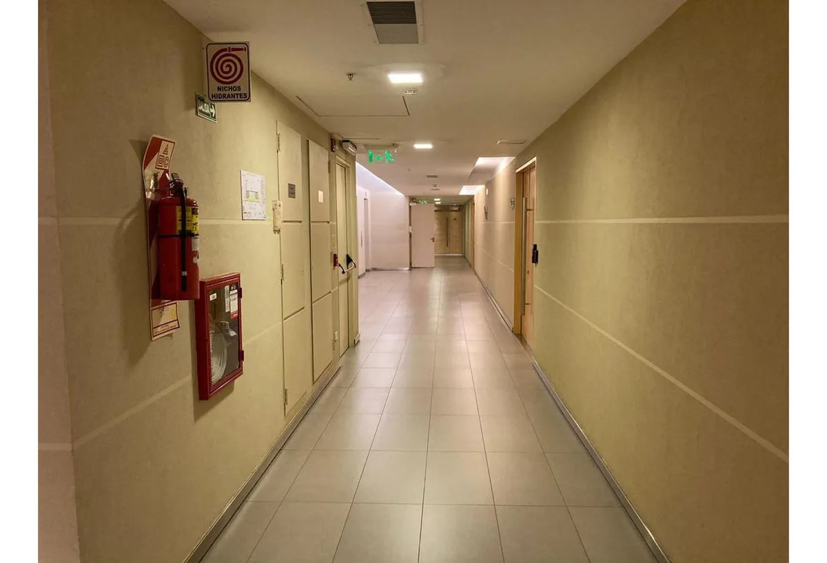 Excelentes oficinas premium con mobiliario + dos puestos de estacionamiento.