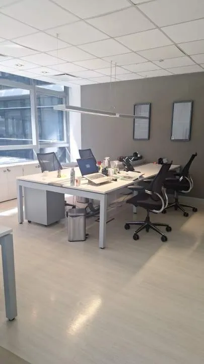 Excelentes oficinas premium con mobiliario + dos puestos de estacionamiento.