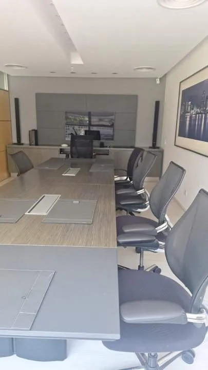 Excelentes oficinas premium con mobiliario + dos puestos de estacionamiento.