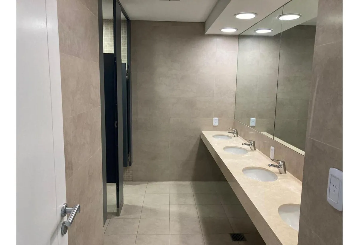 Excelentes oficinas premium con mobiliario + dos puestos de estacionamiento.
