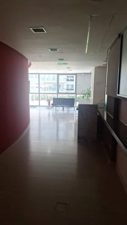 Excelentes oficinas premium con mobiliario + dos puestos de estacionamiento.