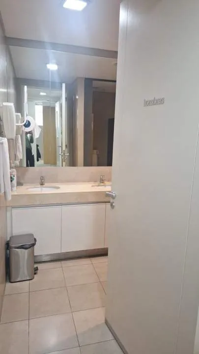 Excelentes oficinas premium con mobiliario + dos puestos de estacionamiento.