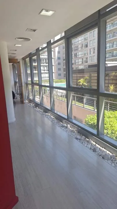 Excelentes oficinas premium con mobiliario + dos puestos de estacionamiento.