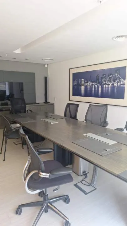 Excelentes oficinas premium con mobiliario + dos puestos de estacionamiento.