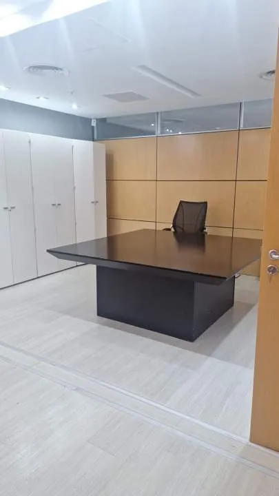 Excelentes oficinas premium con mobiliario + dos puestos de estacionamiento.