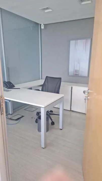 Excelentes oficinas premium con mobiliario + dos puestos de estacionamiento.