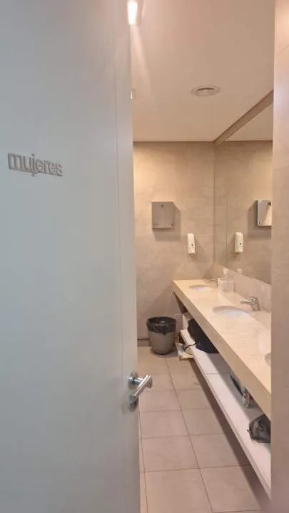 Excelentes oficinas premium con mobiliario + dos puestos de estacionamiento.