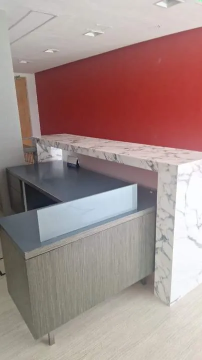 Excelentes oficinas premium con mobiliario + dos puestos de estacionamiento.