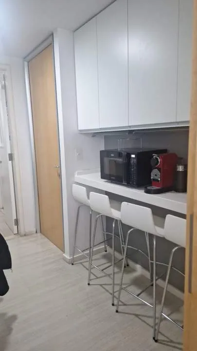 Excelentes oficinas premium con mobiliario + dos puestos de estacionamiento.