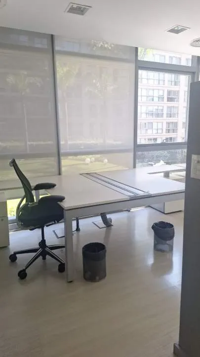Excelentes oficinas premium con mobiliario + dos puestos de estacionamiento.