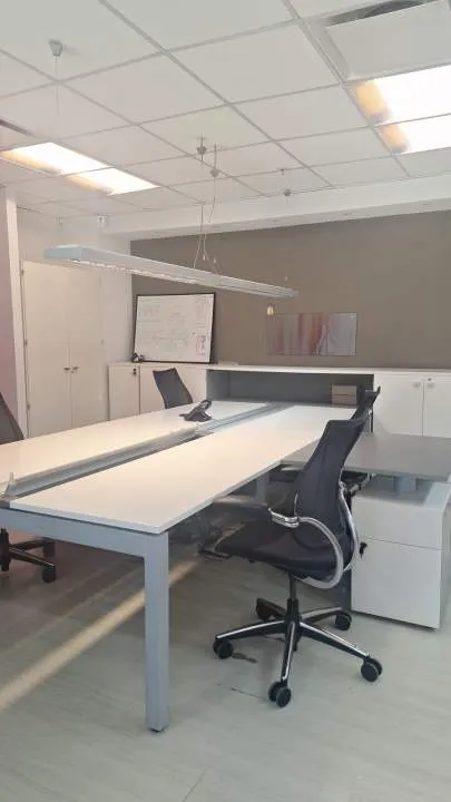 Excelentes oficinas premium con mobiliario + dos puestos de estacionamiento.
