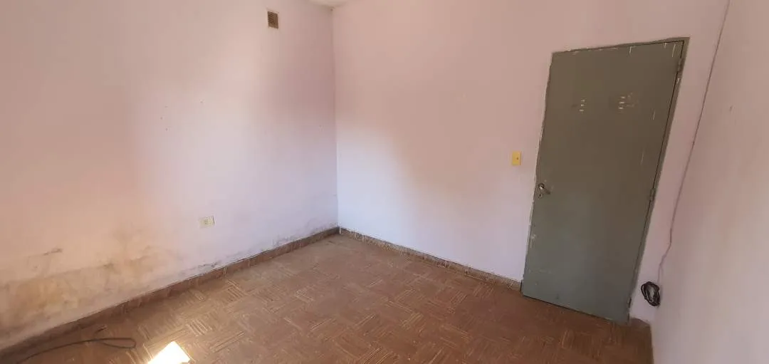Casa En Venta - 2 Dormitorios - Calle Comisario Medina 461