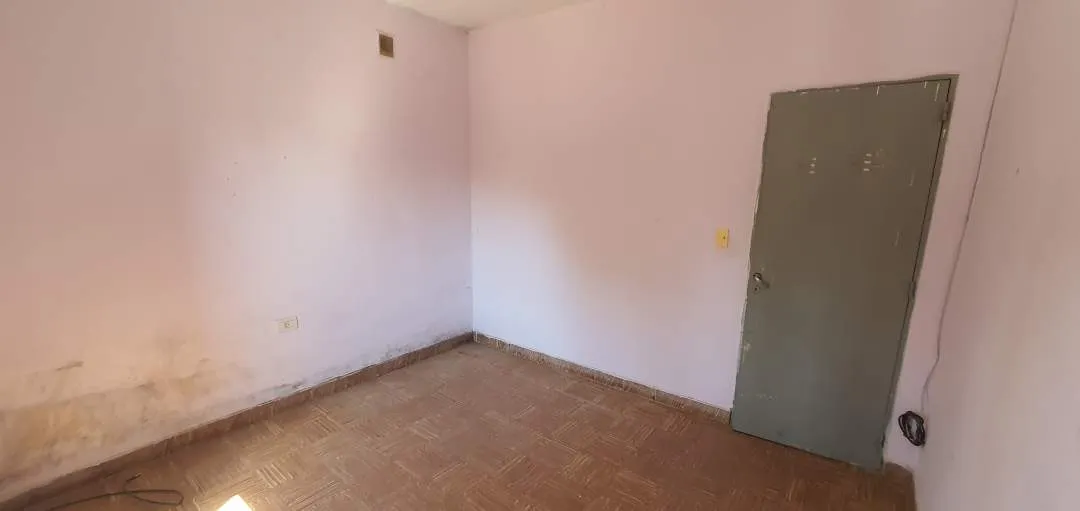 Casa En Venta - 2 Dormitorios - Calle Comisario Medina 461
