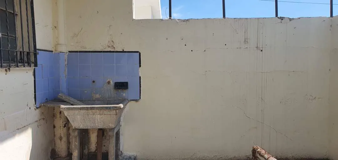 Casa En Venta - 2 Dormitorios - Calle Comisario Medina 461