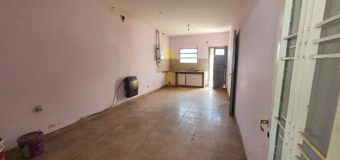 Casa En Venta - 2 Dormitorios - Calle Comisario Medina 461