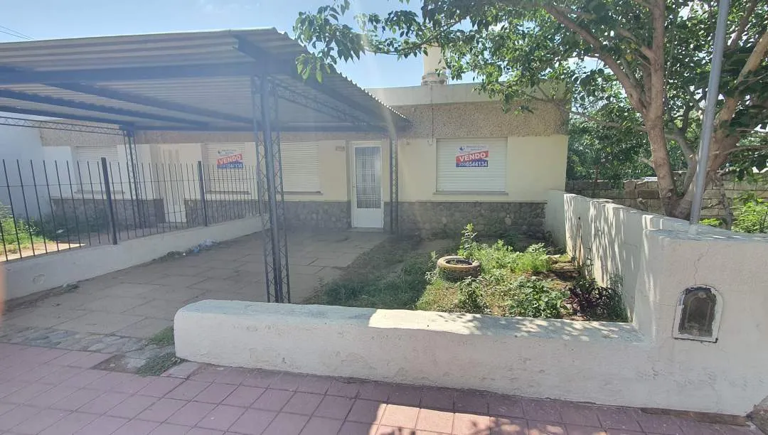 Casa En Venta - 2 Dormitorios - Calle Comisario Medina 461
