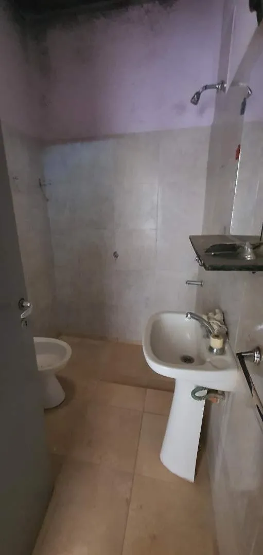 Casa En Venta - 2 Dormitorios - Calle Comisario Medina 461