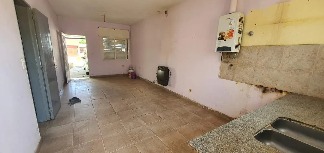Casa En Venta - 2 Dormitorios - Calle Comisario Medina 461