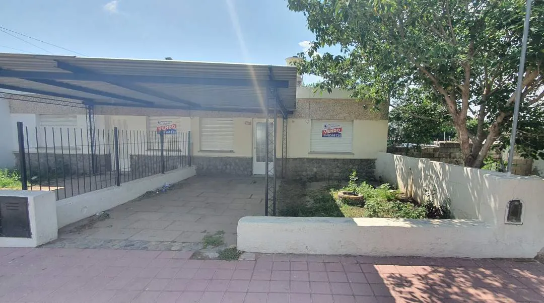 Casa En Venta - 2 Dormitorios - Calle Comisario Medina 461