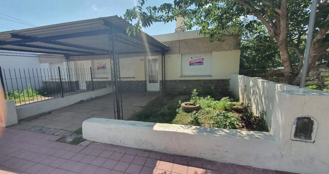 Casa En Venta - 2 Dormitorios - Calle Comisario Medina 461
