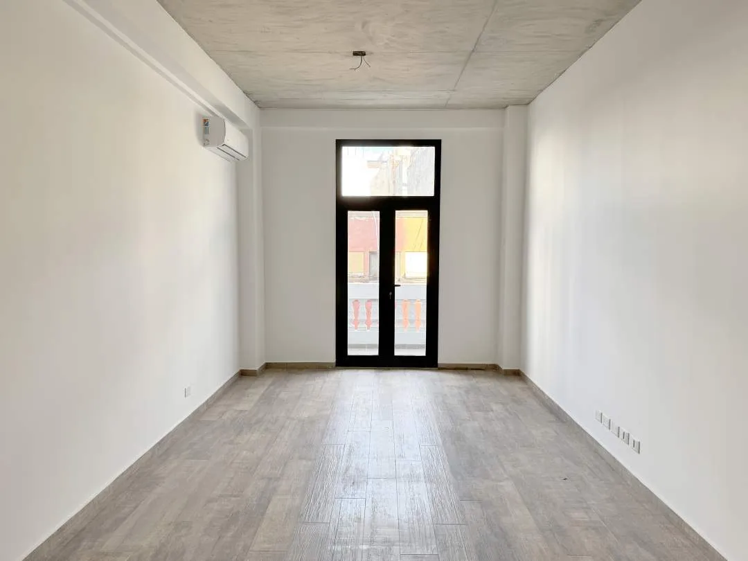 Av. CASEROS al 700, SAN TELMO. Venta de gran mono-ambiente a estrenar en edificio de alta categoría