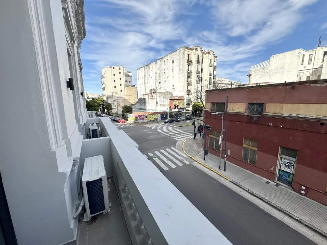 Av. CASEROS al 700, SAN TELMO. Venta de gran mono-ambiente a estrenar en edificio de alta categoría