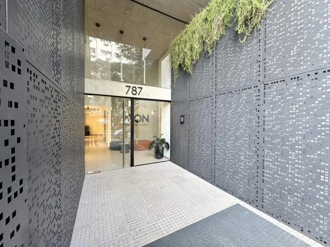 Av. CASEROS al 700, SAN TELMO. Venta de gran mono-ambiente a estrenar en edificio de alta categoría