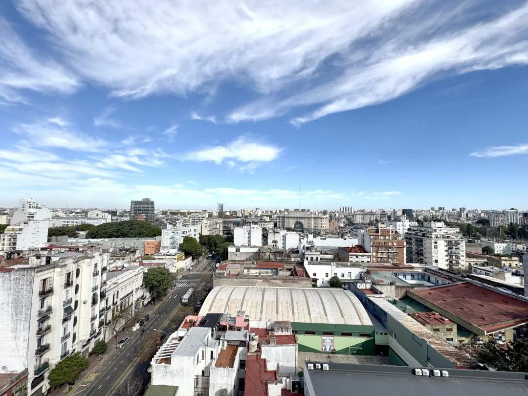 Av. CASEROS al 700, SAN TELMO. Venta de gran mono-ambiente a estrenar en edificio de alta categoría