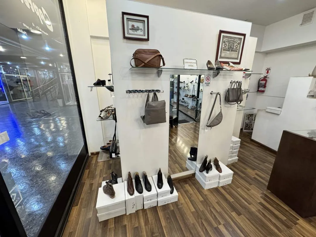 Av. RIVADAVIA al 6800, FLORES. Venta Local Comercial Galería San José de Flores