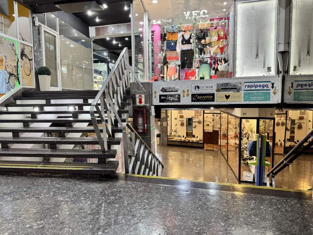 Av. RIVADAVIA al 6800, FLORES. Venta Local Comercial Galería San José de Flores