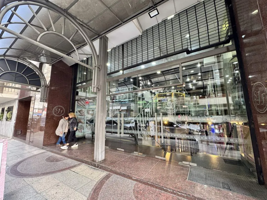Av. RIVADAVIA al 6800, FLORES. Venta Local Comercial Galería San José de Flores