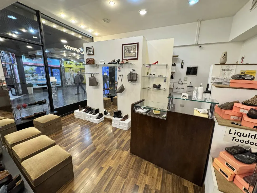 Av. RIVADAVIA al 6800, FLORES. Venta Local Comercial Galería San José de Flores