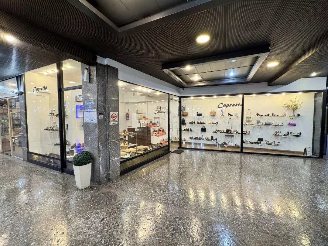 Av. RIVADAVIA al 6800, FLORES. Venta Local Comercial Galería San José de Flores