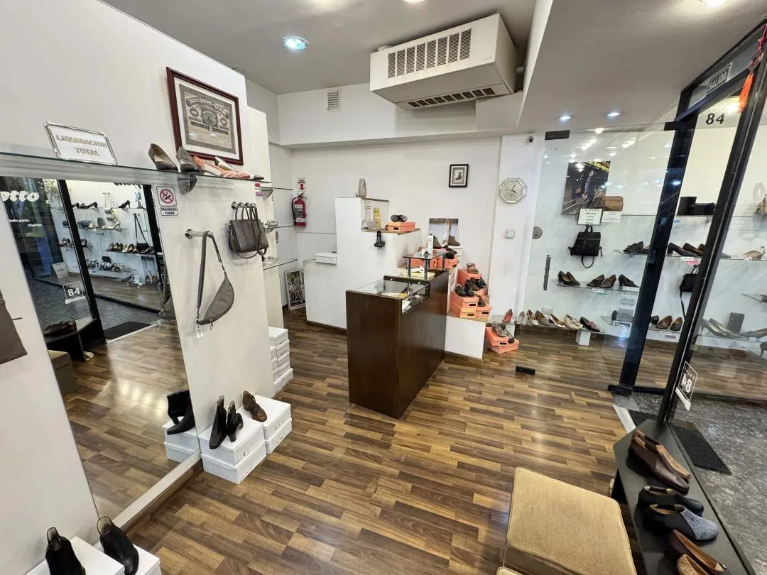 Av. RIVADAVIA al 6800, FLORES. Venta Local Comercial Galería San José de Flores