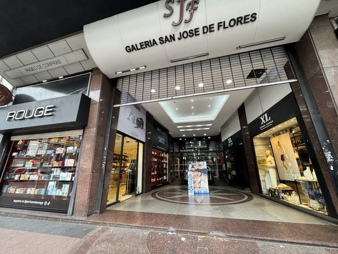 Av. RIVADAVIA al 6800, FLORES. Venta Local Comercial Galería San José de Flores