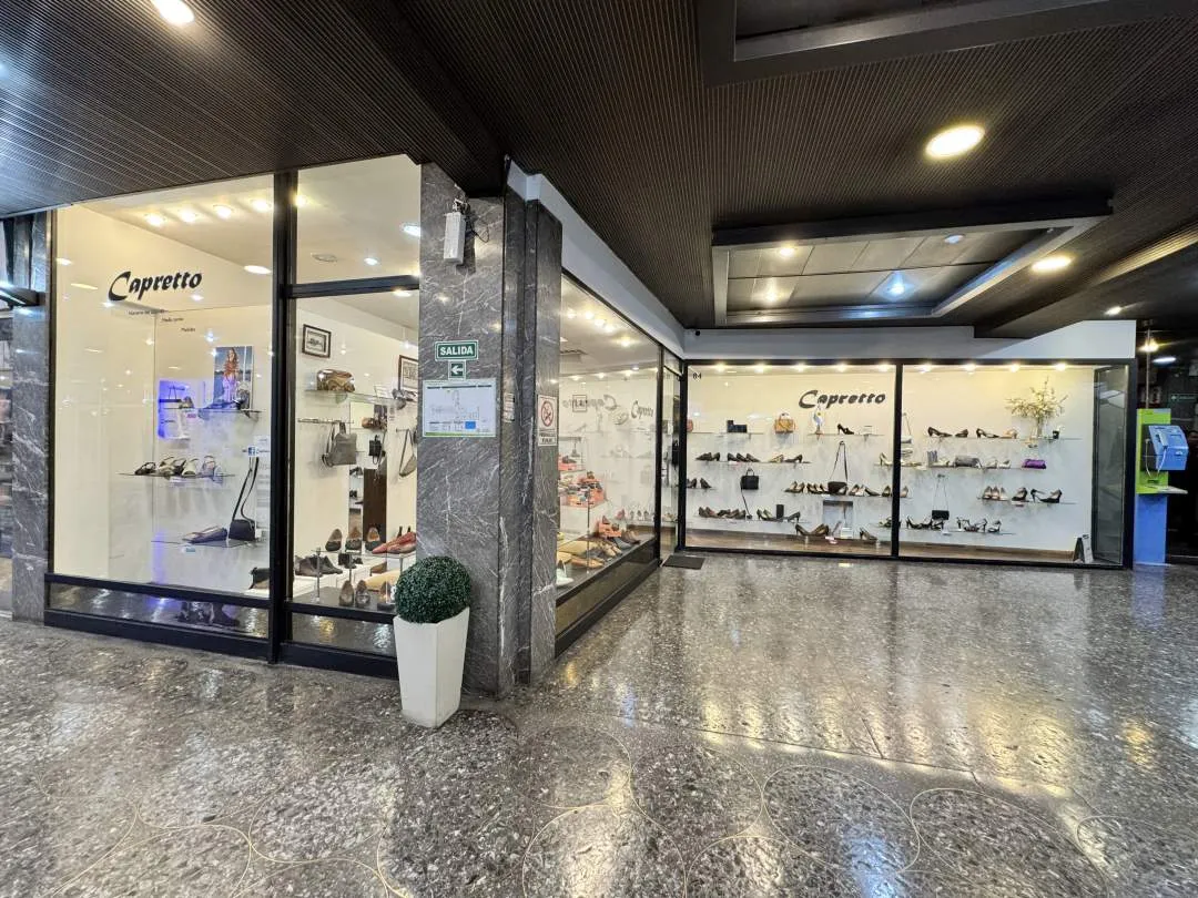 Av. RIVADAVIA al 6800, FLORES. Venta Local Comercial Galería San José de Flores