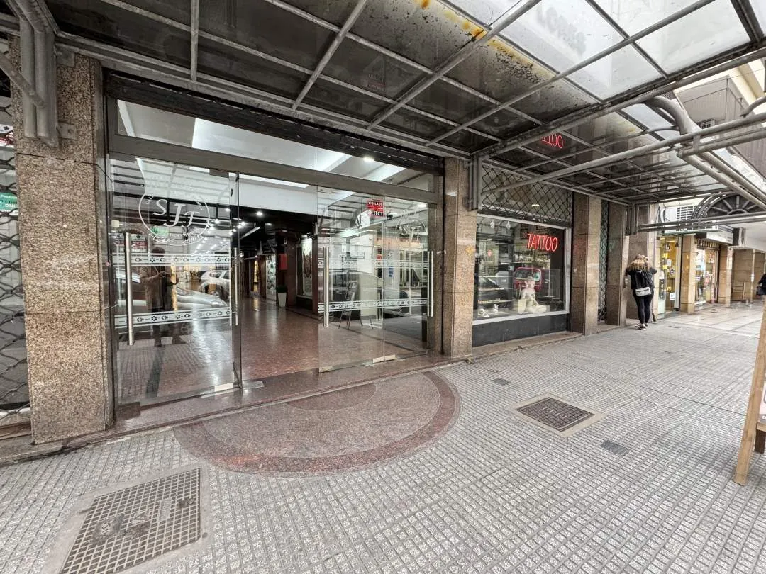 Av. RIVADAVIA al 6800, FLORES. Venta Local Comercial Galería San José de Flores
