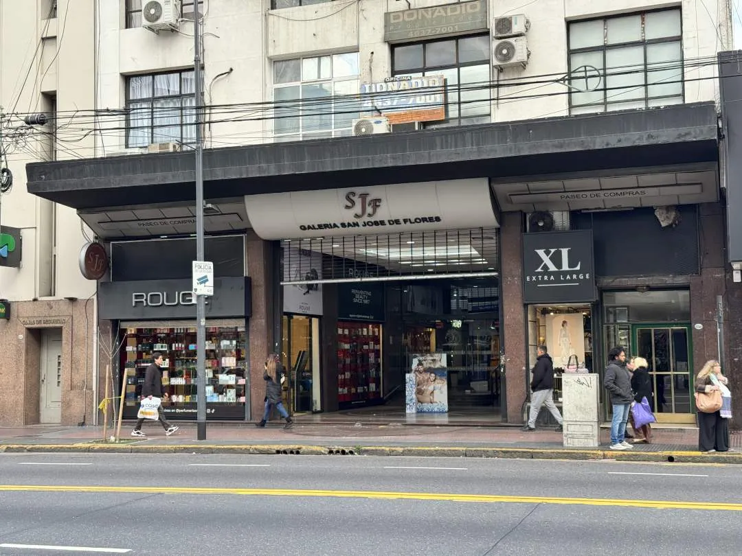 Av. RIVADAVIA al 6800, FLORES. Venta Local Comercial Galería San José de Flores