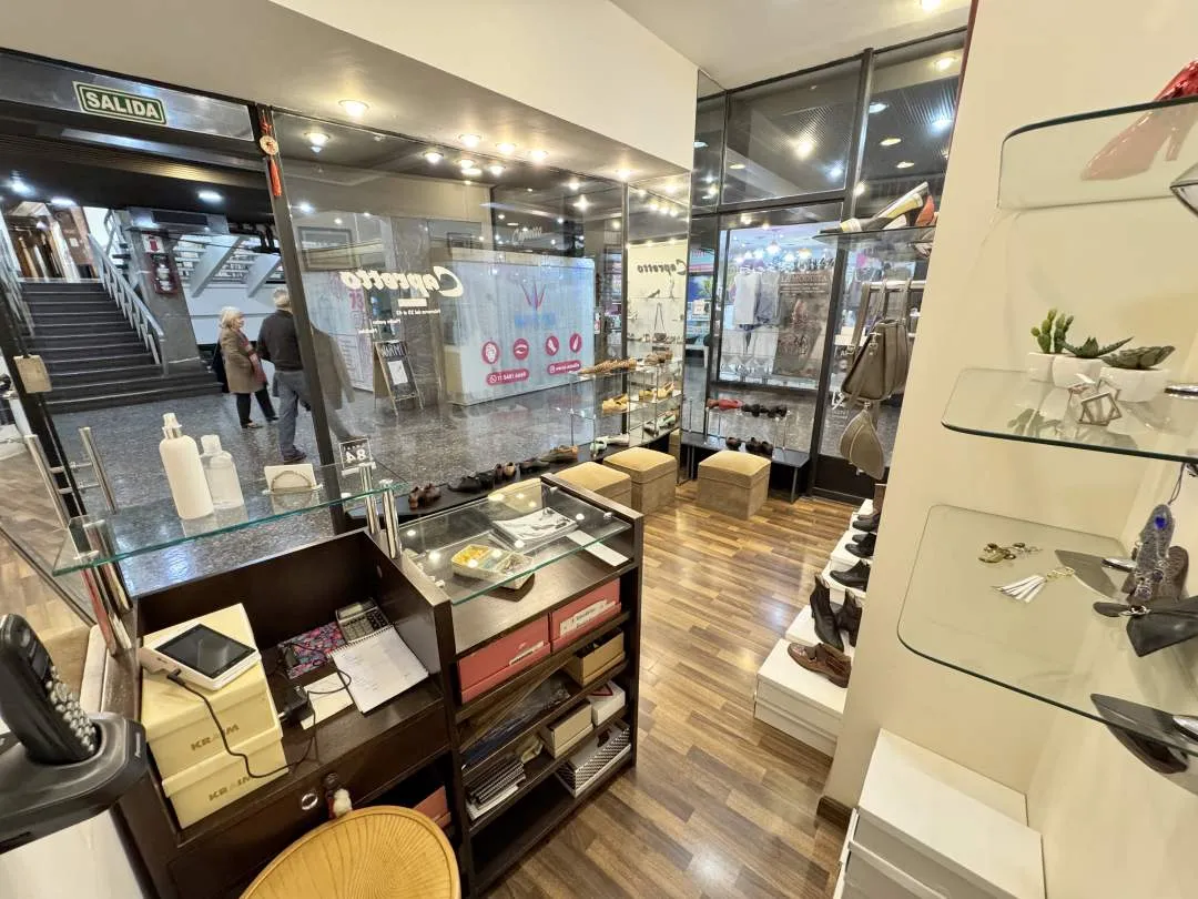 Av. RIVADAVIA al 6800, FLORES. Venta Local Comercial Galería San José de Flores