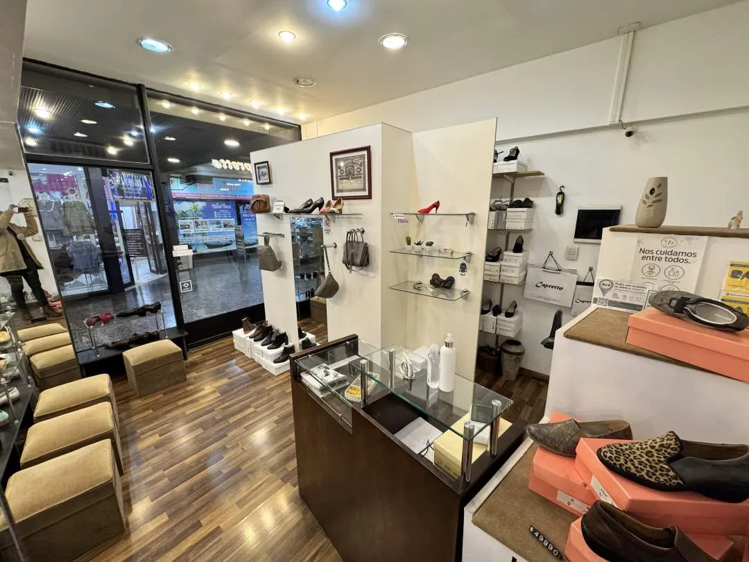 Av. RIVADAVIA al 6800, FLORES. Venta Local Comercial Galería San José de Flores