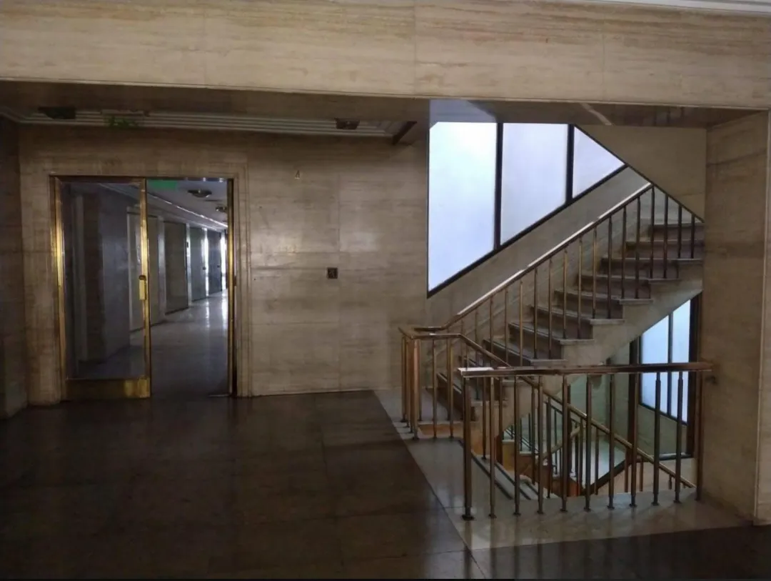 Piso de Oficinas en Importante Edificio Historico