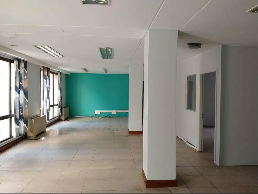 Piso de Oficinas en Importante Edificio Historico