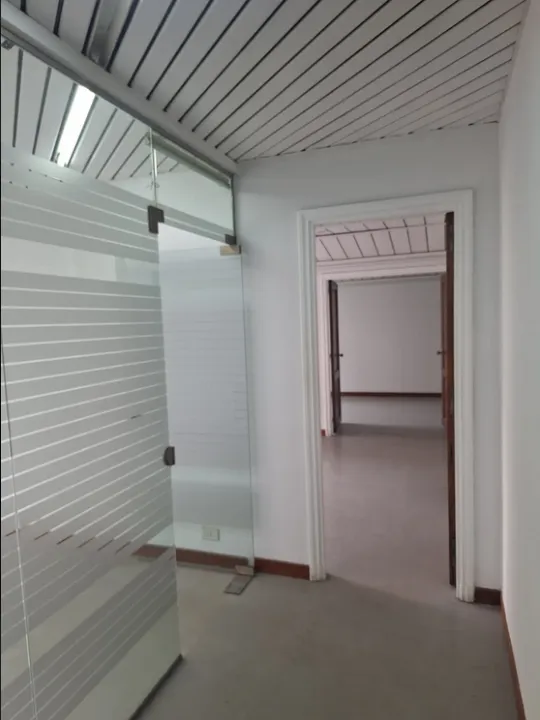 Oficina al frente, muy luminosa y con excelente ubicación