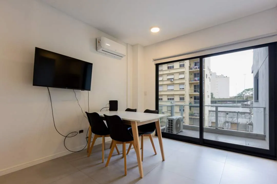 Av. SAN JUAN al 200, SAN TELMO. 2 Ambientes 2 Balcones. Valor incluye expensas y servicios