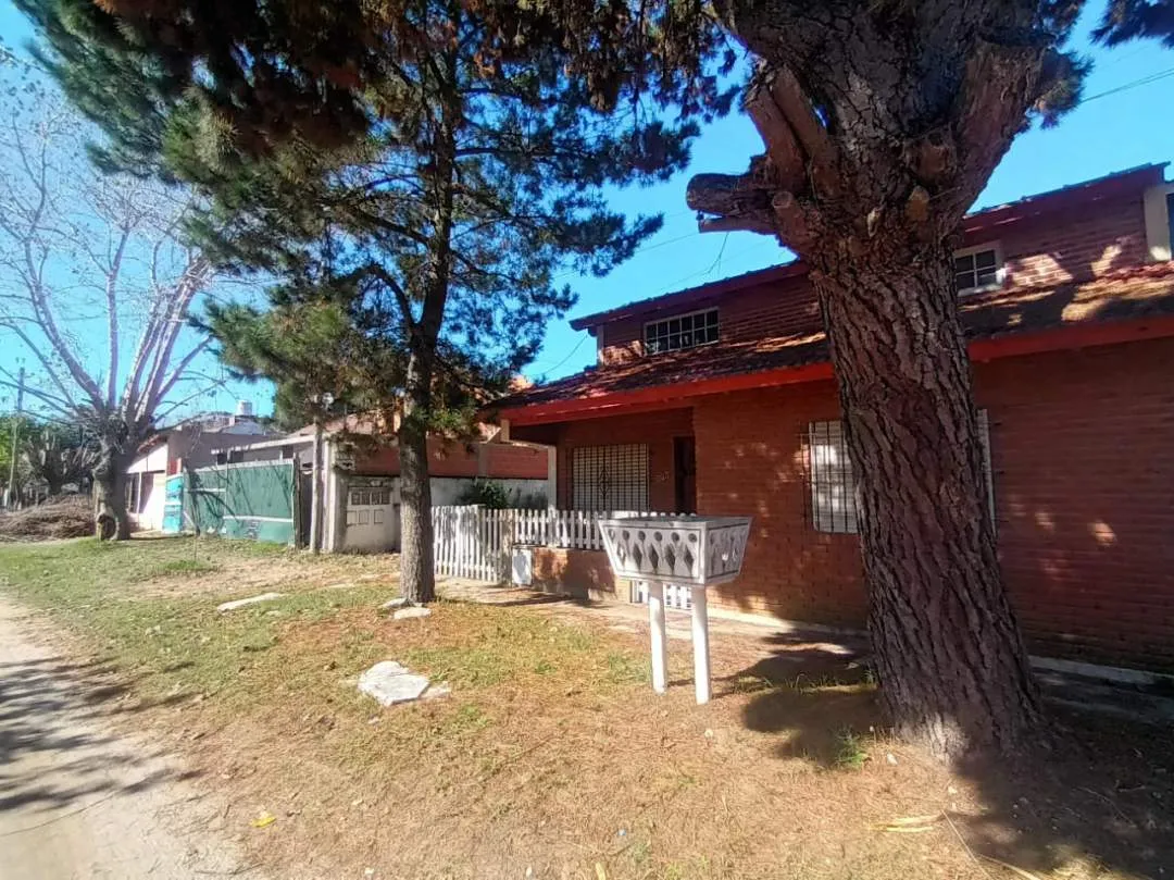 CHALET 4 AMBIENTES CON COCHERA DOBLE