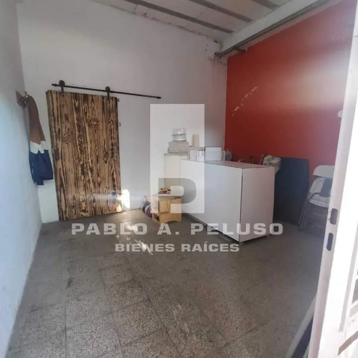 VENTA AMPLIO LOCAL USO INDUSTRIAL Y DOS DEPARTAMENTOS. MERLO. ZONA OESTE. BUENOS AIRES