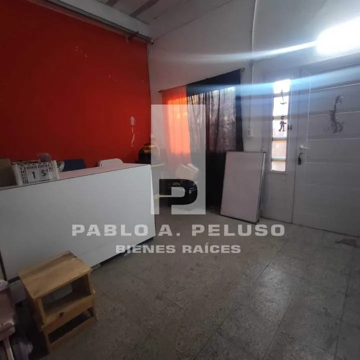 VENTA AMPLIO LOCAL USO INDUSTRIAL Y DOS DEPARTAMENTOS. MERLO. ZONA OESTE. BUENOS AIRES